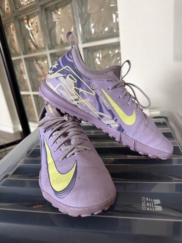 Fjólublár gervigrasskór nike