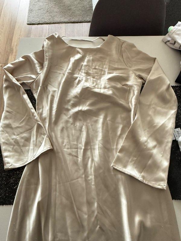 Gina tricot silki kjóll
