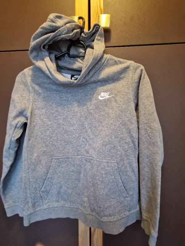 Grá Nike hettupeysa