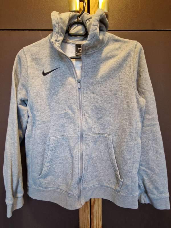 Grá Nike hettupeysa rennd