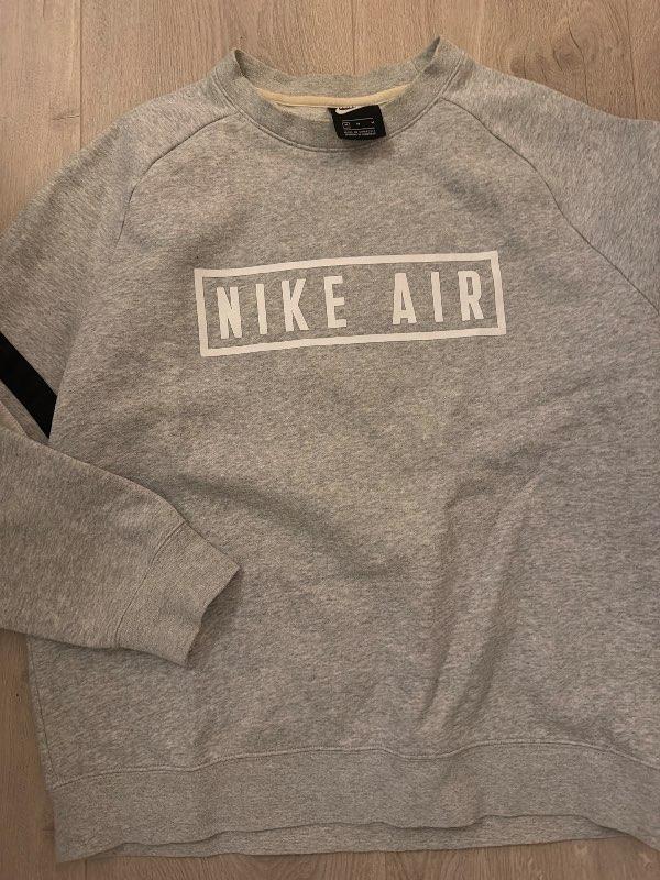 Grá Nike peysa