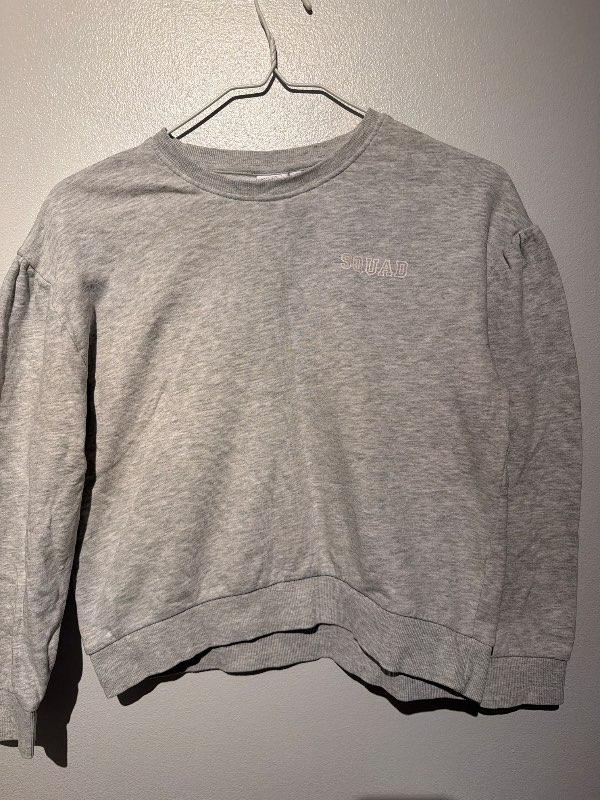 Grá crewneck peysa