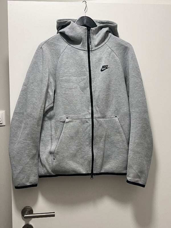 Grá nike peysa