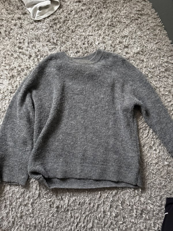Grá sweater