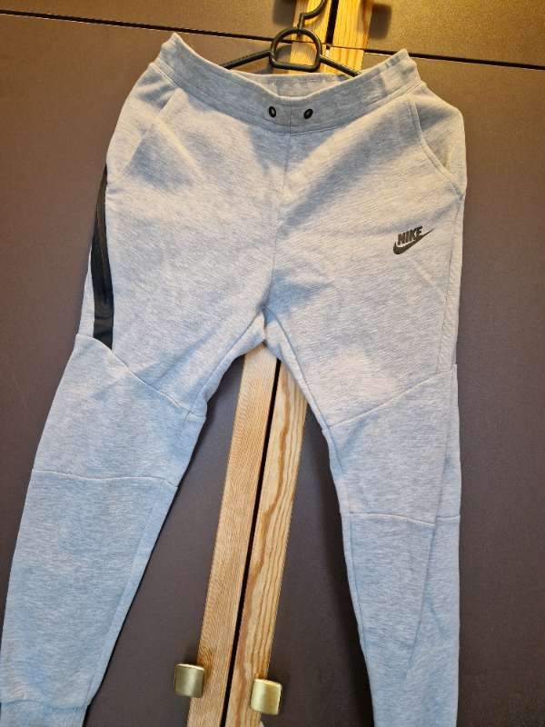 Gráar Nike buxur