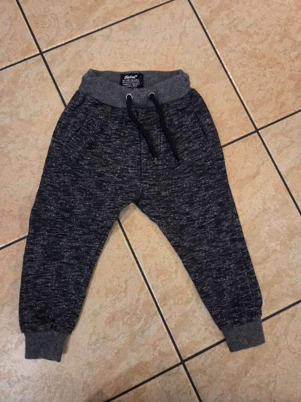 Gráar joggingbuxur