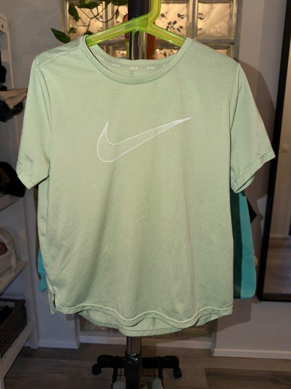 Grænn nike bolur