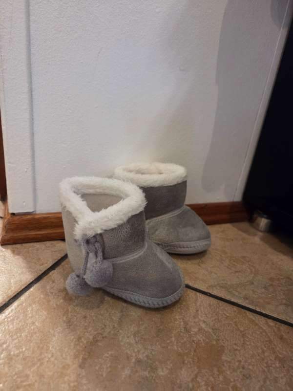 Gráir skór