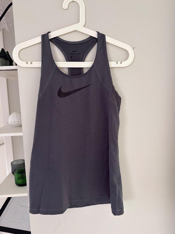 Grár dri-fit nike bolur