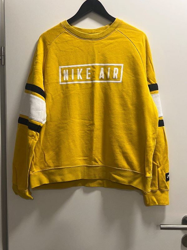 Gul nike peysa