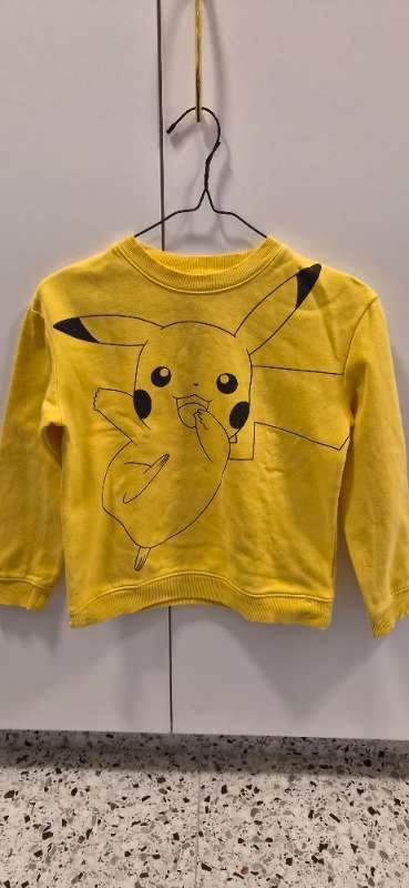 Gul pokémon peysa