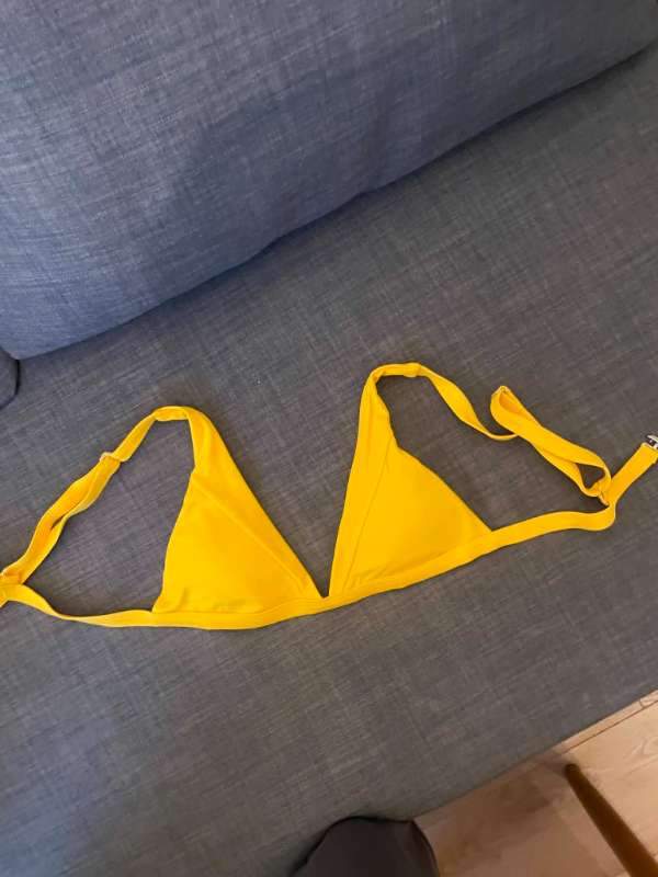 Gulur bikiní toppur