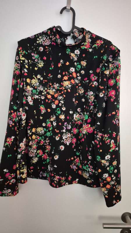 H&M skyrta, svört blóma