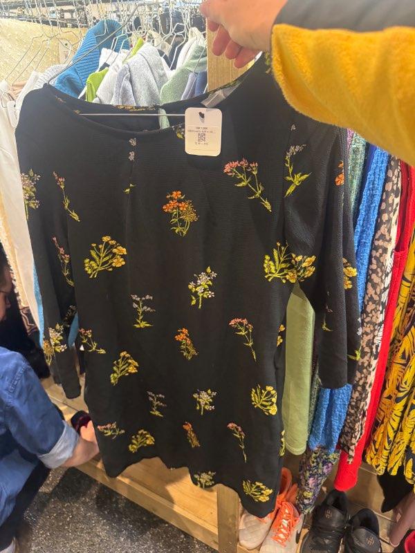 H&M svartu kjóll m blómum