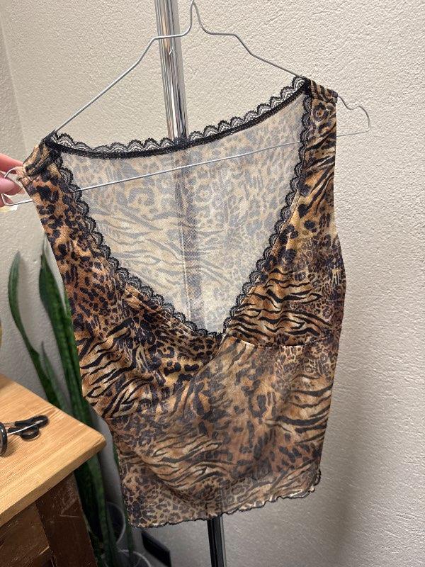 Hlébarða bolur v neck