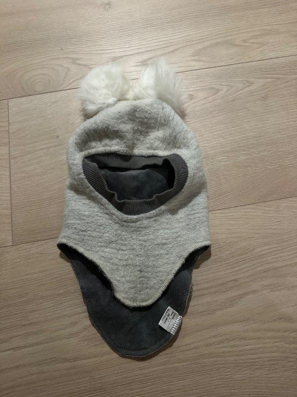 Huttelihut lambhúshetta með dúskum