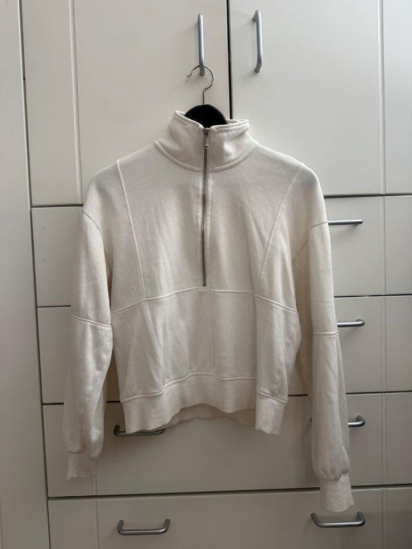 Hvít crewneck peysa