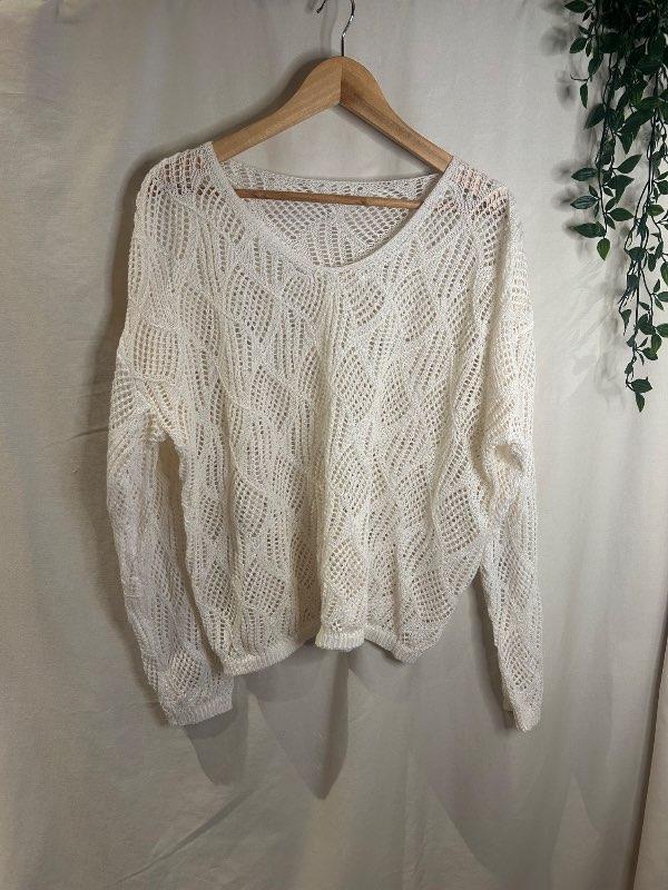 Hvít knit peysa