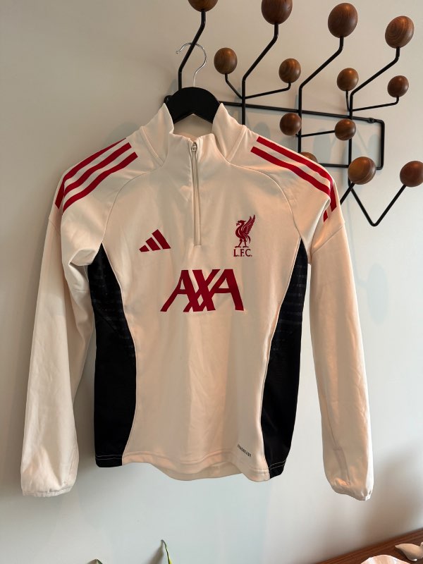 Hvít liverpool peysa st. 152