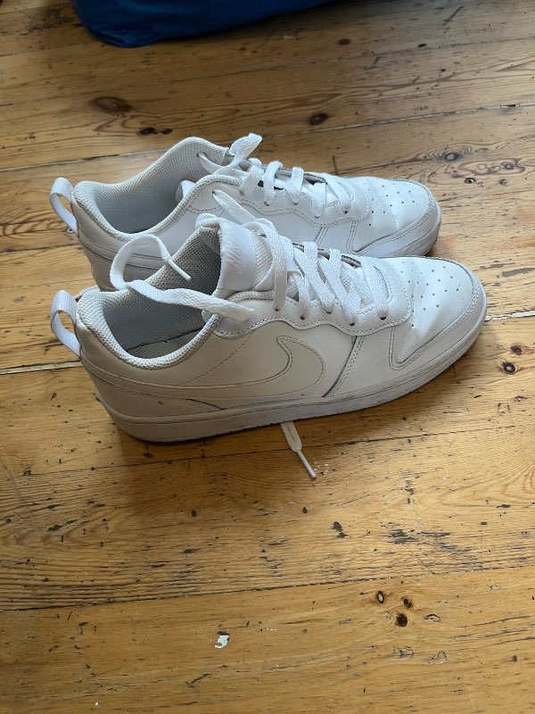Hvítir Nike strigaskór