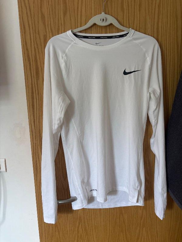 Hvítur Nike bolur