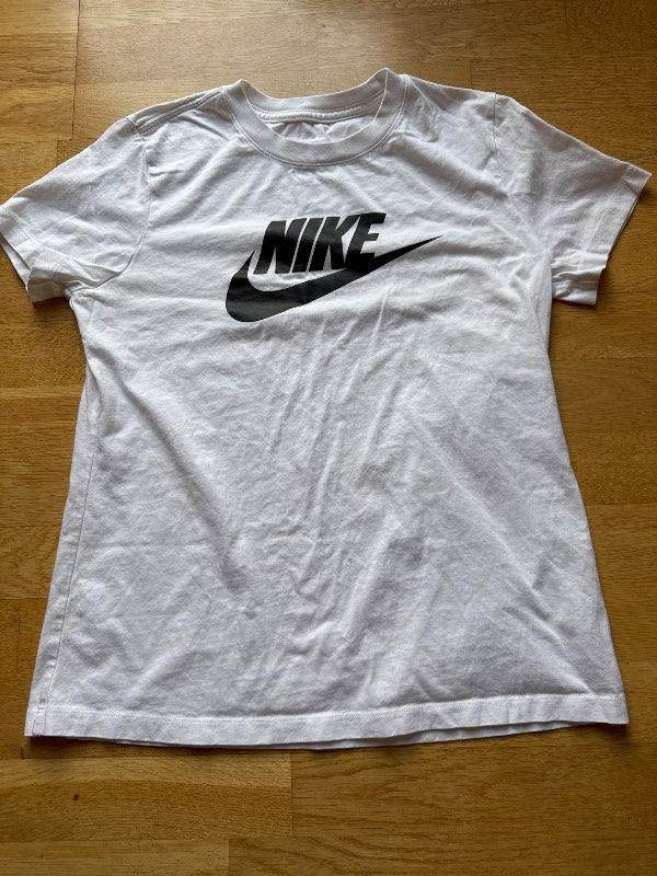 Hvítur Nike bolur (A)