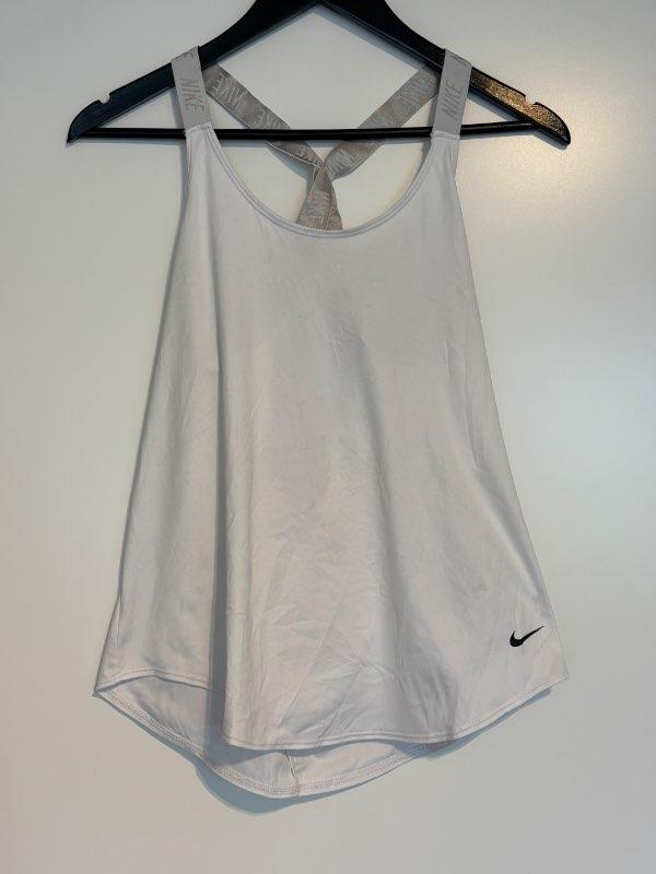 Hvítur Nike bolur íþrótta