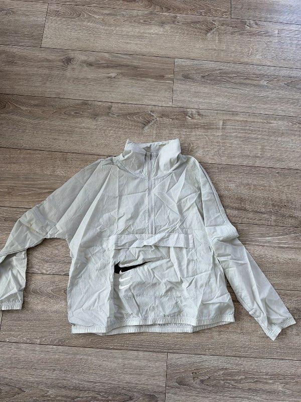 Hvítur Nike jakki