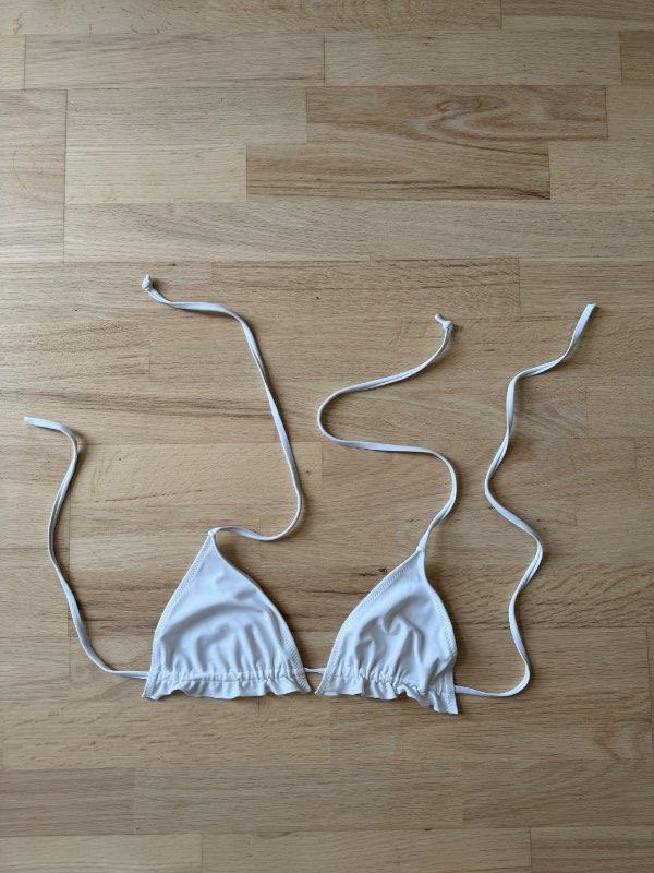 Hvítur bikini toppur