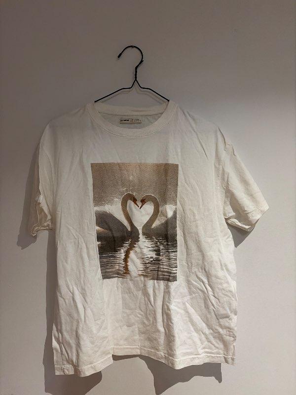 Hvítur bolur með svani úr H&M