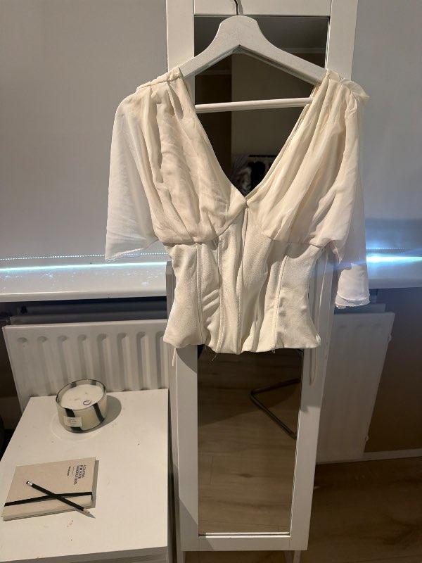 Hvítur corset bolur