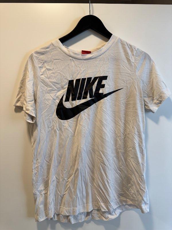 Hvítur nike bolur