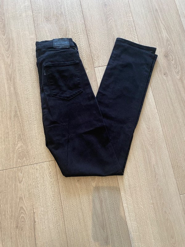 Lewis svartar gallabuxur 724