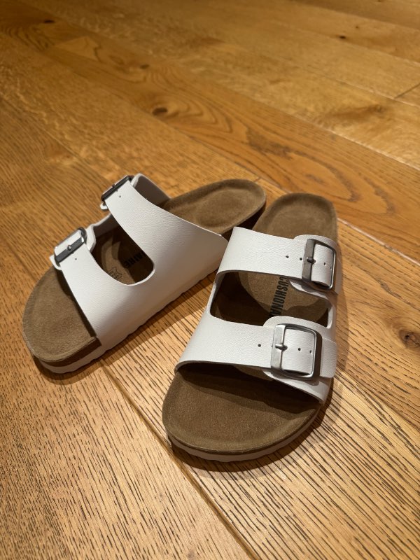 Hvítir inniskór/sandalar