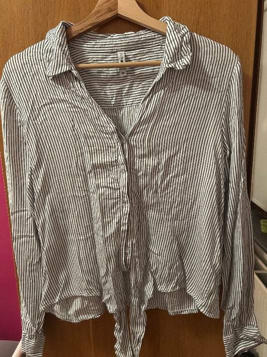 Svört og hvít skyrta