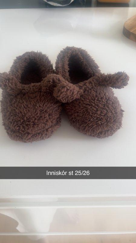 Inniskór barna brúnir