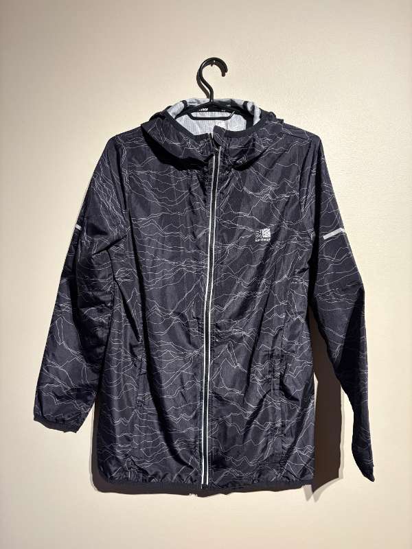 Karrimor hlaupajakki svartur mynstraður