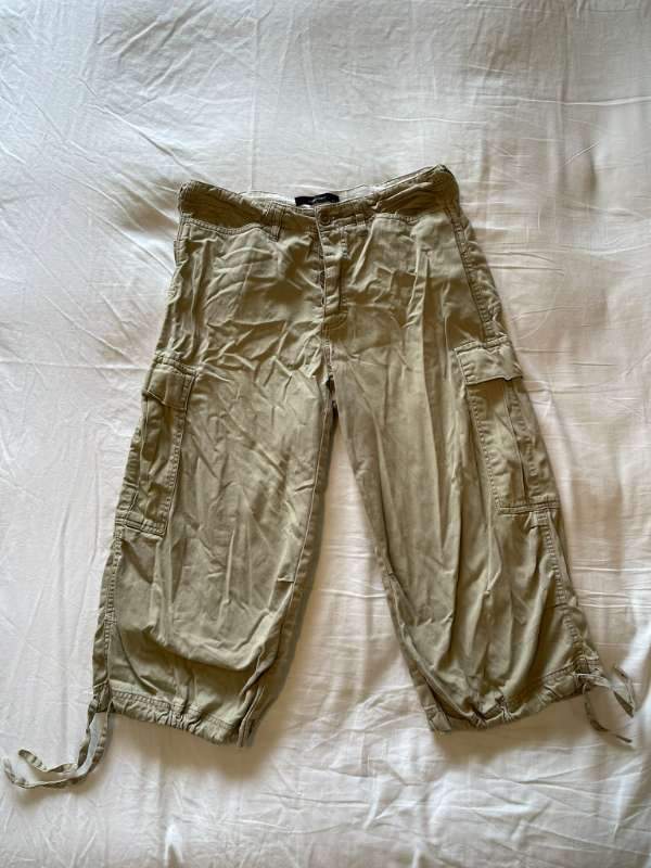 Khaki stuttbuxur
