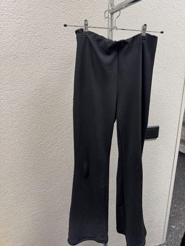 Buxur svartar útvíðar neðst st. M/L