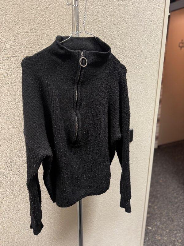 Peysa svört hálf rennd st.M/L