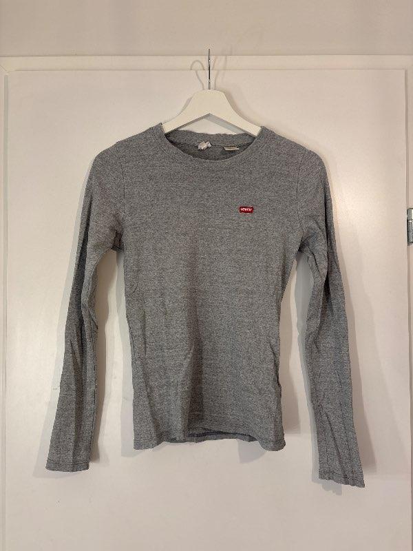 Levi’s grá peysa