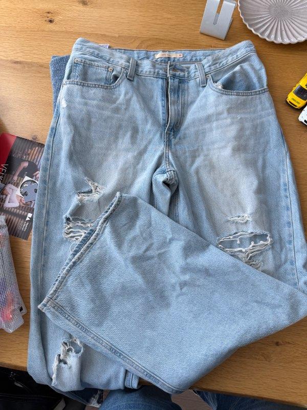 Levi’s ripped jeans