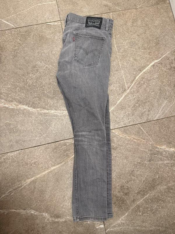 Levis gallabuxur gráar