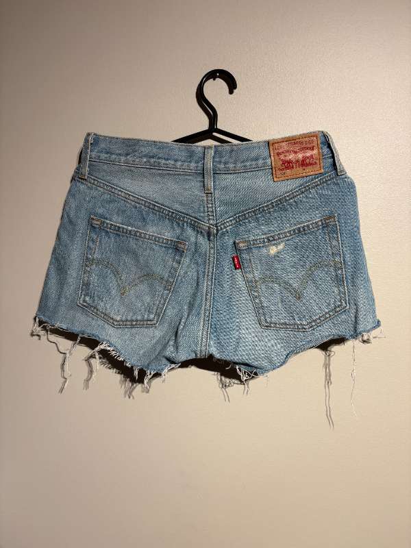 Levis gallastuttbuxur ljósbláar