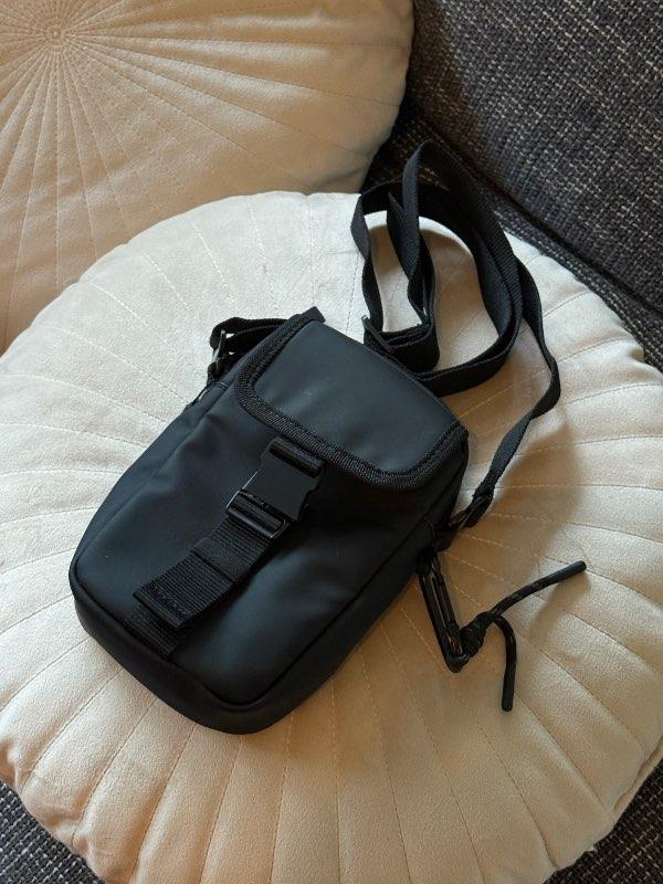 Lítil svört crossbody taska