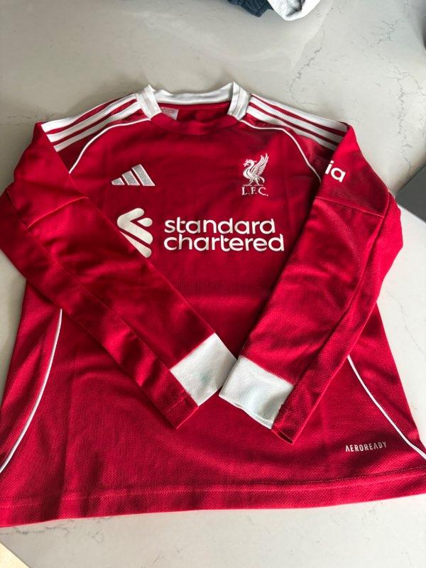Liverpool peysa smá blettur á ermi