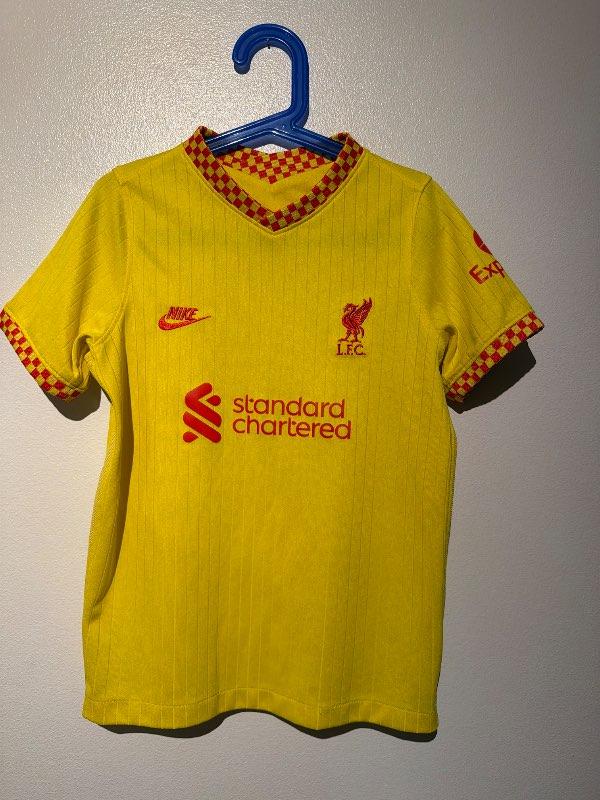 Liverpool treyja gul
