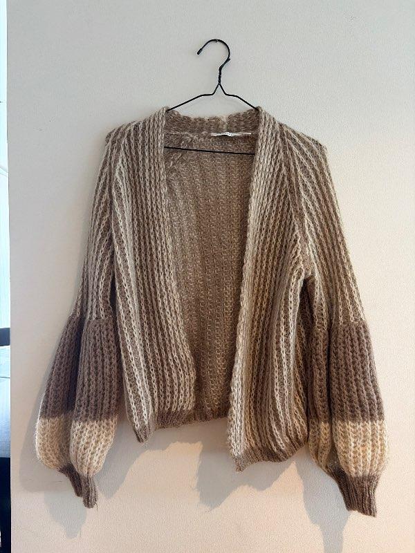 Ljós brún knitted golla