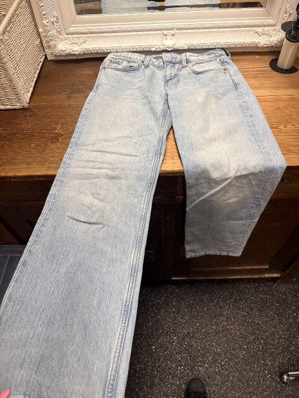 Ljósbláar gallabuxur low waist Weekday