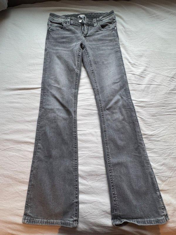 Ljósgráar bootcut gallabuxur